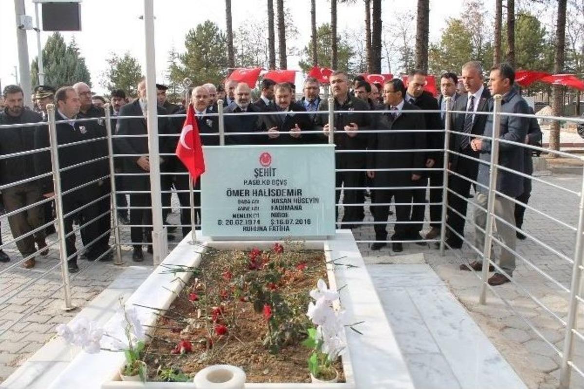 Bakan Eroğlu&rsquo;ndan &Ouml;mer Halisdemir&rsquo;in Kabrine Ziyaret