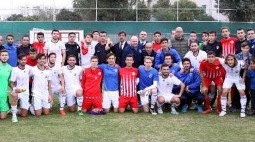 Gen&ccedil; Futbolculardan Anlamlı Fotoğraf