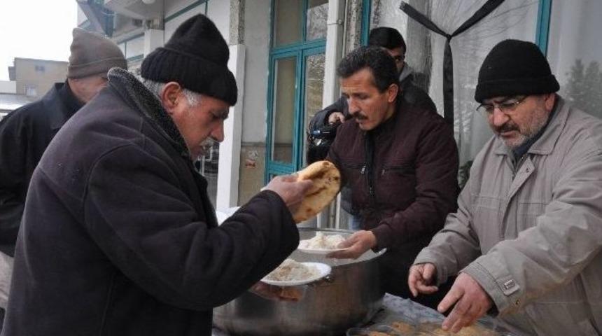 Sivas&rsquo;ta Bin Kişilik Yemek Dağıtıldı