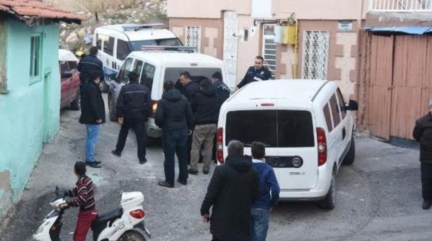 Birlikte Yaşadığı Kadını Bı&ccedil;akla Kovaladı, Evi Ateşe Verdi