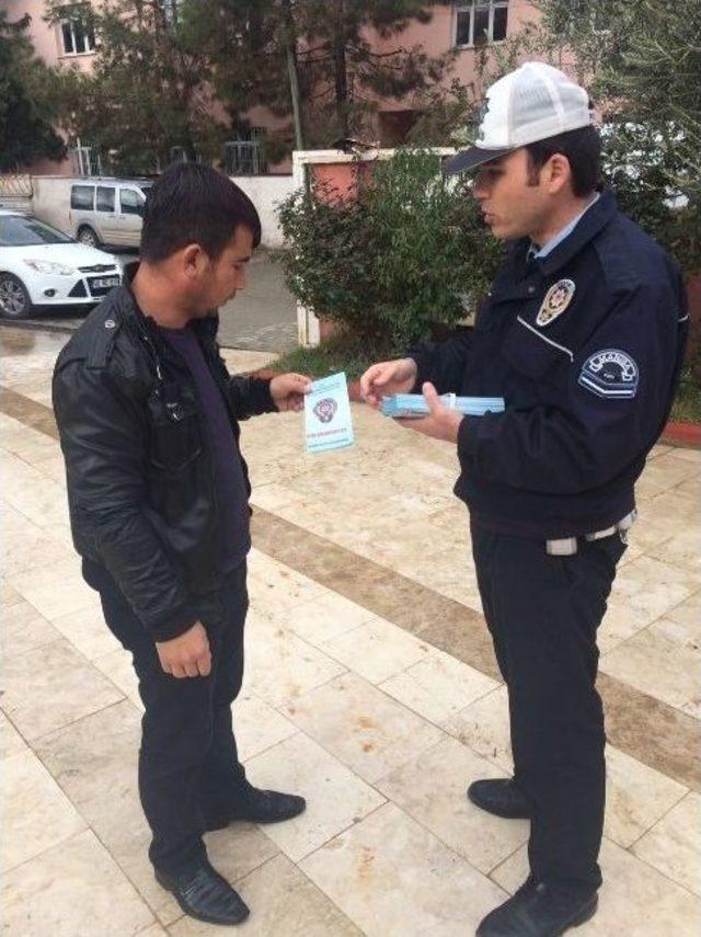 Polis Dolandırıcılara Karşı Vatandaşı Broşürle Uyardı