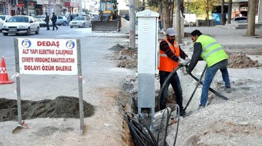 Ak&ccedil;akale İl&ccedil;e Merkezinde Elektrik Hatları Yer Altına Alınıyor