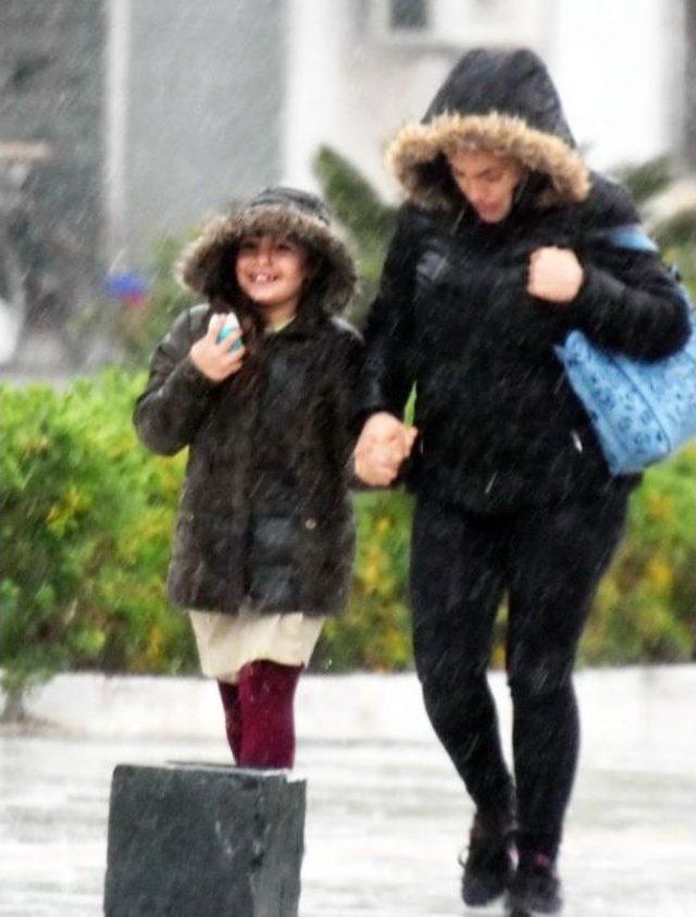 Sağanak Yağmur Bodrum'da Hayatı Olumsuz Etkiledi