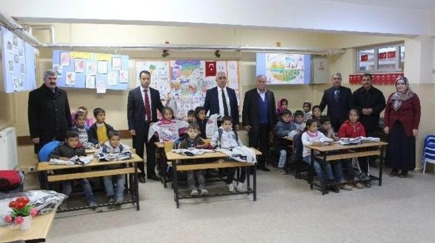 Adıyaman Ticaret Borsasından Samsatlı &Ouml;ğrencilere Kıyafet Yardımı