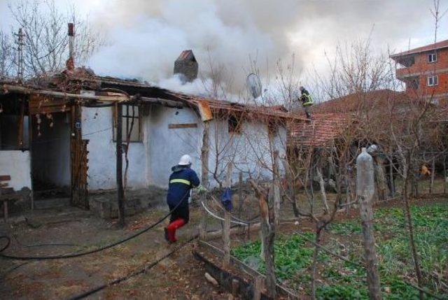 73 Yaşındaki Çiftçinin Evi Yandı