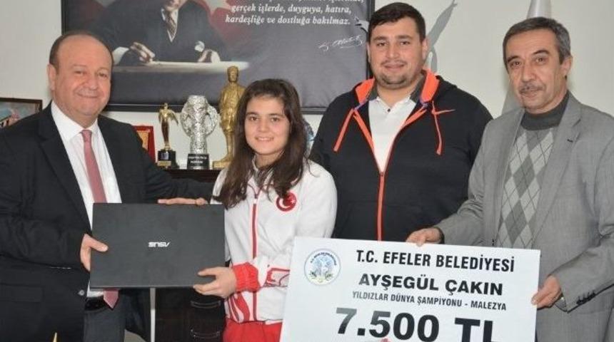 D&uuml;nya Şampiyonu &Ccedil;akın&rsquo;a Efeler Belediyesi&rsquo;nden Destek