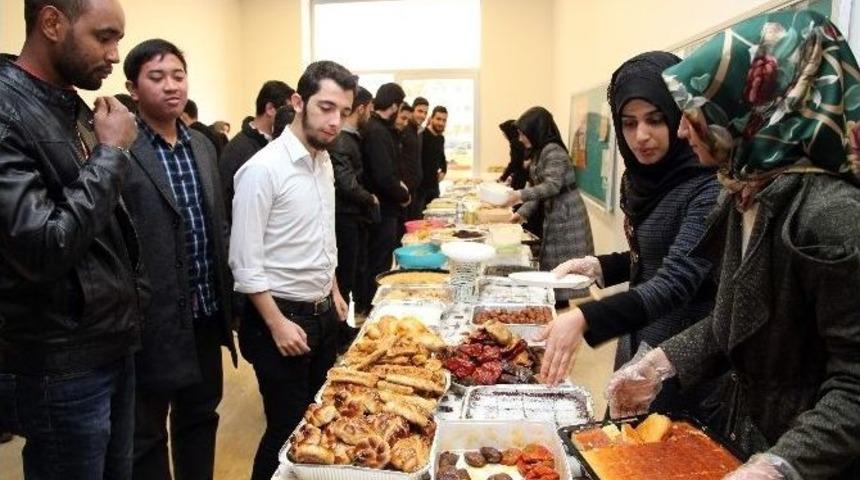 Ga&uuml;n İlahiyat Fak&uuml;ltesi &Ouml;ğrencilerinden Halep Yararına Kermes