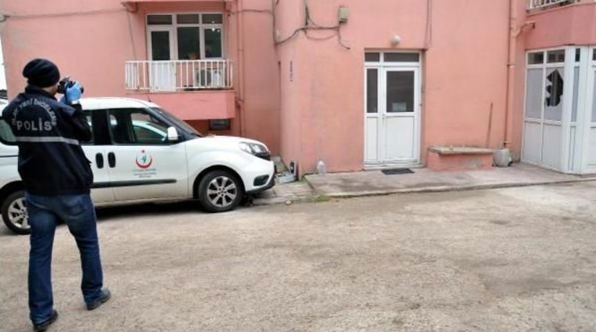 Toplum Sağlığı Merkezi'nin Camlarını Kırıp, Aracına Zarar Verdiler