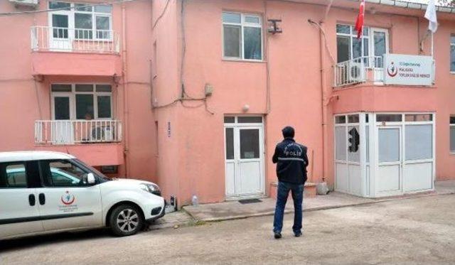 Toplum Sağlığı Merkezi'nin Camlarını Kırıp, Aracına Zarar Verdiler