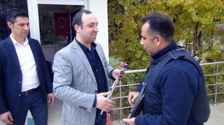 (&ouml;zel Haber) Gen&ccedil;ler Polise Karanfil Verip Sarıldı