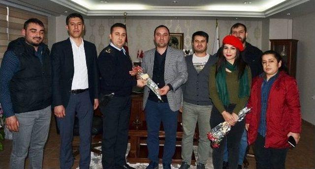 (özel Haber) Gençler Polise Karanfil Verip Sarıldı