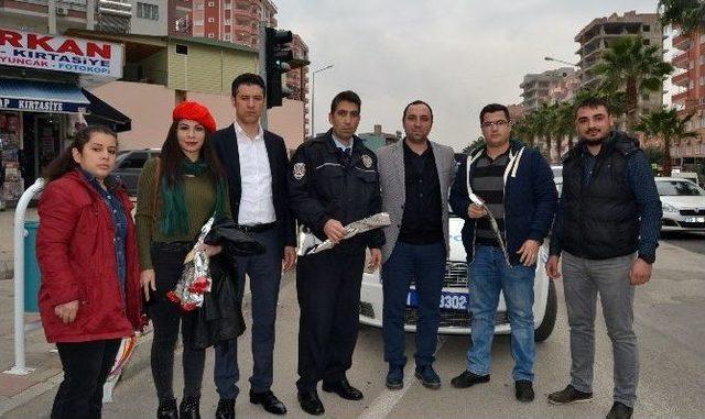 (özel Haber) Gençler Polise Karanfil Verip Sarıldı