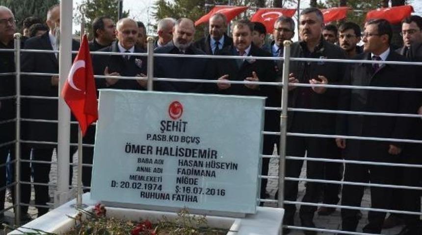 Bakan Eroğlu, &Ouml;mer Halisdemir&rsquo;In Kabrini Ziyaret Etti