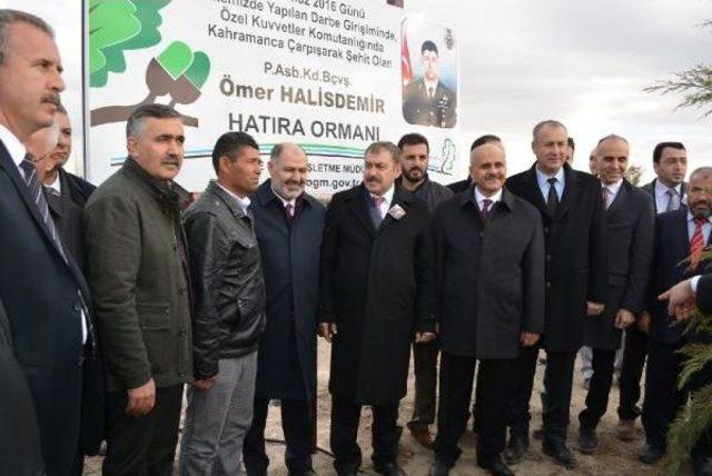 Bakan Eroğlu, &Ouml;mer Halisdemir&rsquo;In Kabrini Ziyaret Etti 2