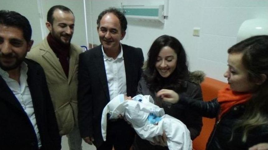Cami Avlusuna Bırakılan Ege Bebeğe Ak Parti Kadın Kolları Sahip &Ccedil;ıktı
