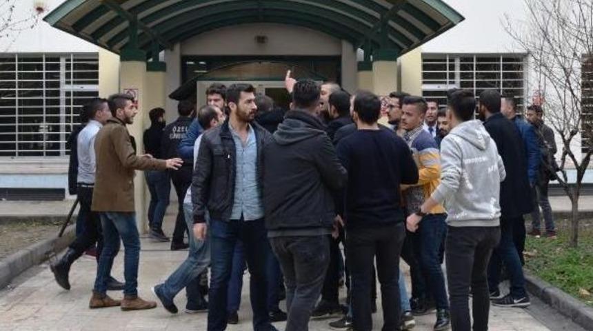 &Uuml;niversitede Gerginlik