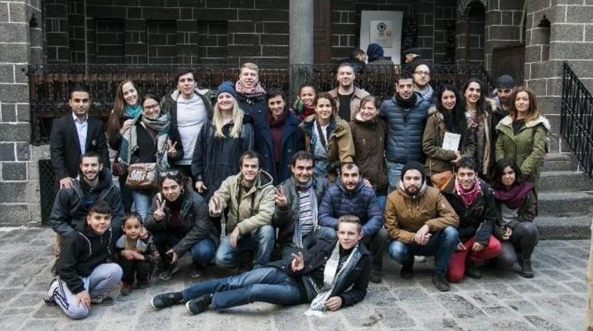 Diyarbakır, 6 &Uuml;lkeden 33 Gence Ev Sahipliği Yaptı