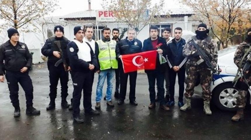 Gen&ccedil;lerden Polise Karanfilli Destek