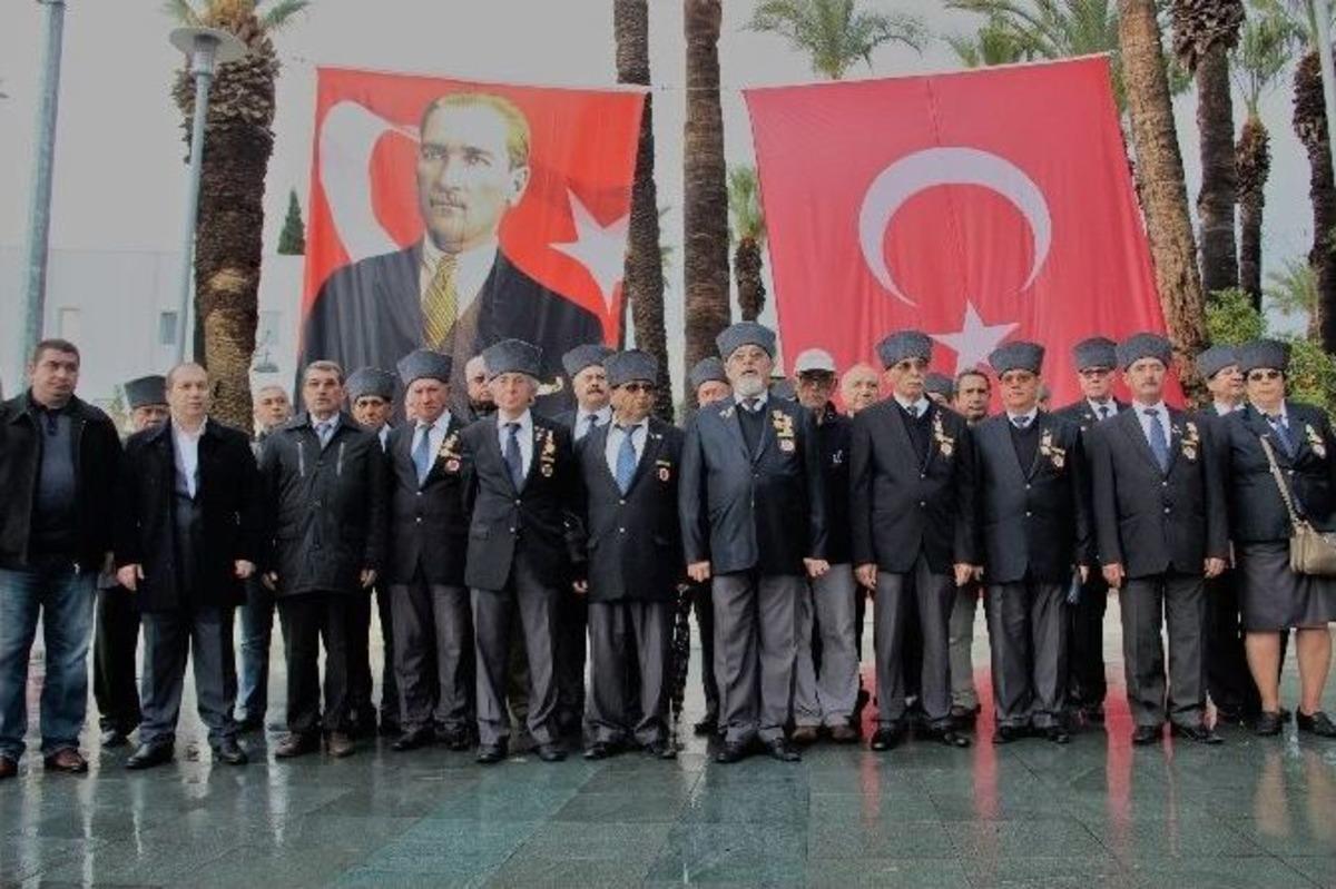 Gaziler, Şehitleri Andı Polise Karanfil Dağıttı