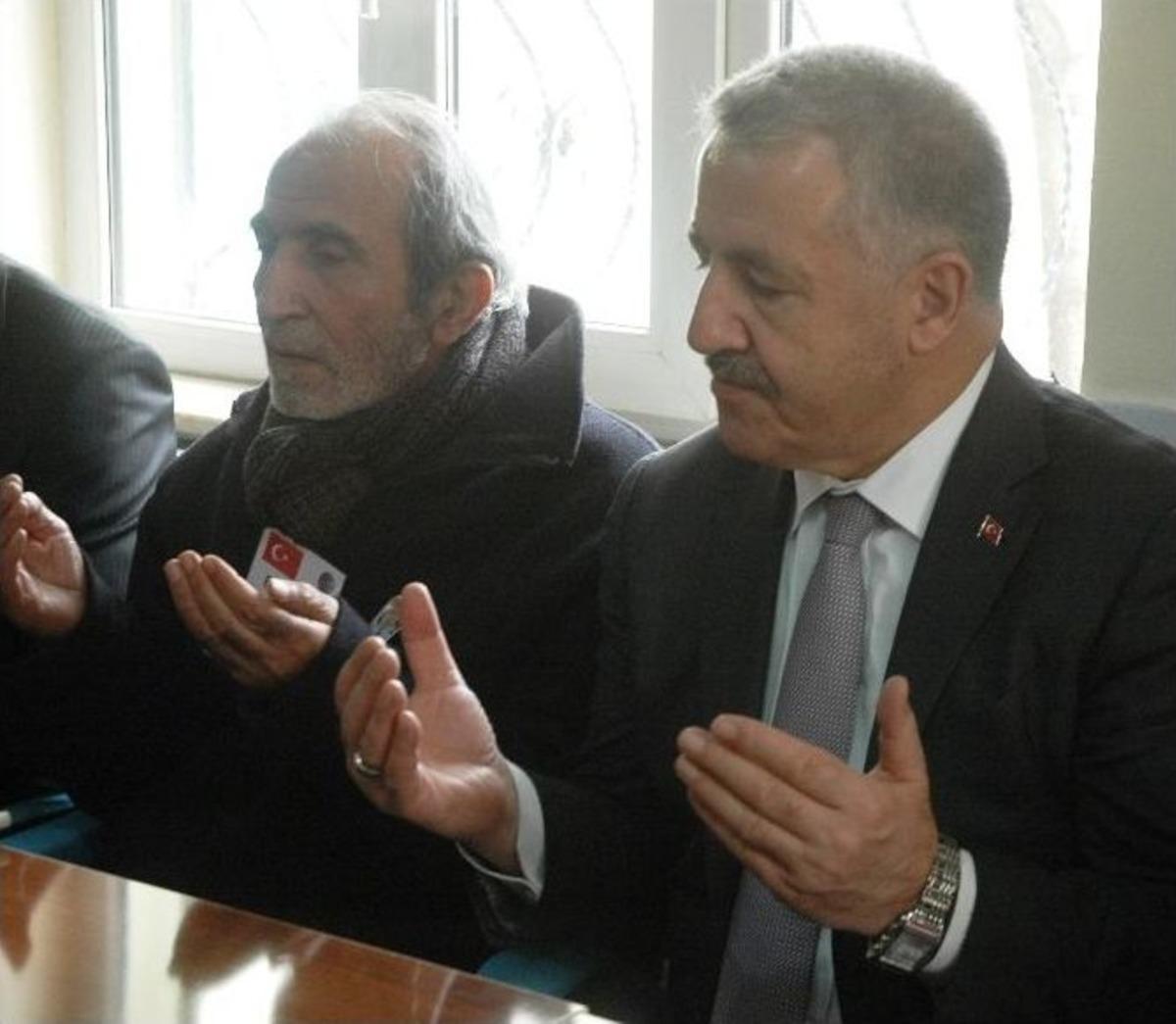 Van Şehidini G&ouml;zyaşlarıyla Toprağa Verdi
