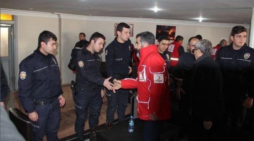 Kızılay Şehitler İ&ccedil;in Lokum Dağıttı