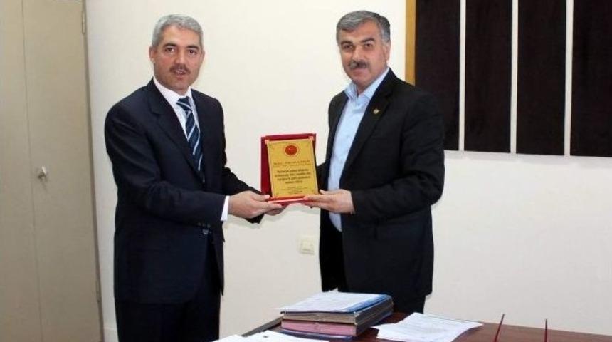 İha Muhabiri &Ccedil;elik&rsquo;e Plaket Verildi