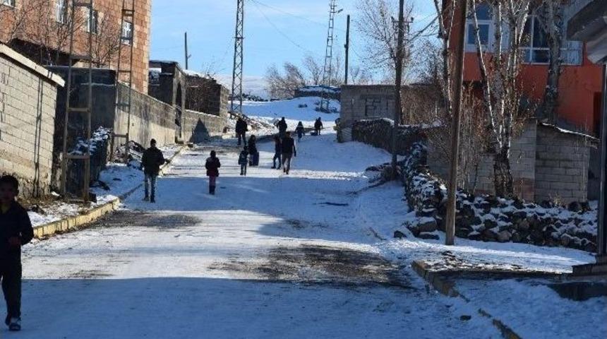 Kar Yağışı &Ccedil;ocuklar İ&ccedil;in Eğlence Oldu