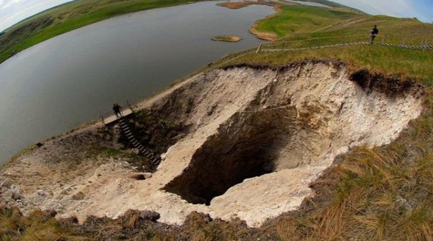 G&ouml;l&uuml;n altında b&uuml;y&uuml;leyici d&uuml;nya