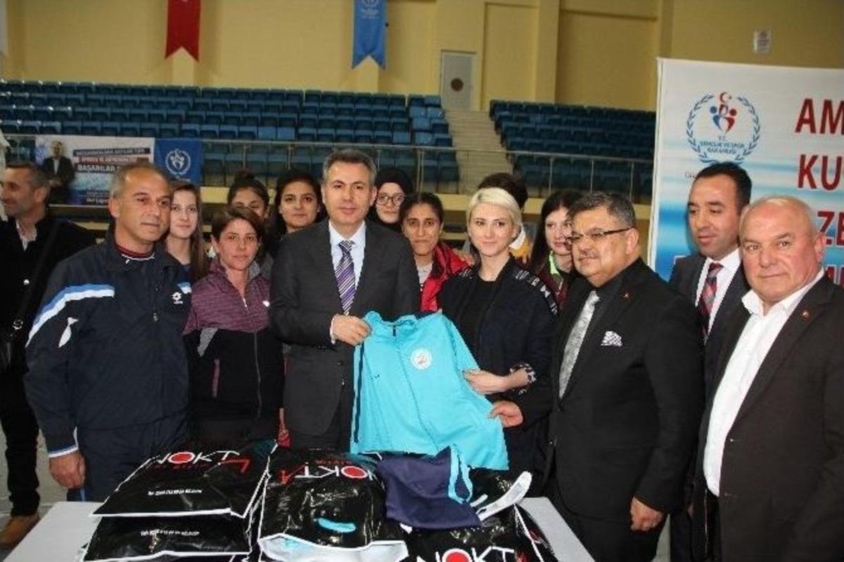 Bilecik&rsquo;te Amat&ouml;r Spor Kul&uuml;plerine Malzeme Yardımı Yapıldı