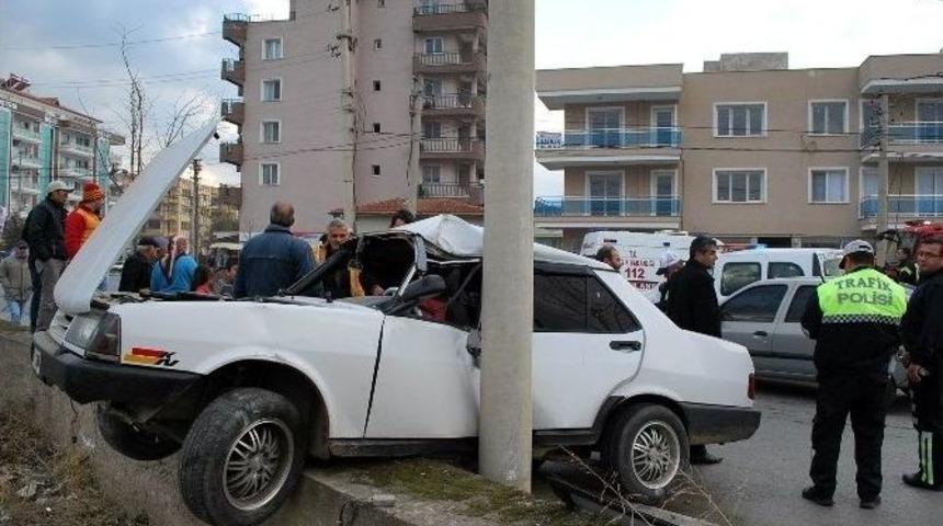 Elektrik Direğine &Ccedil;arpan S&uuml;r&uuml;c&uuml; Aracını Bırakıp Ka&ccedil;tı