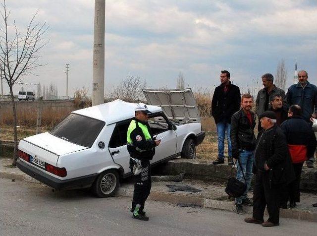 Elektrik Direğine Çarpan Sürücü Aracını Bırakıp Kaçtı