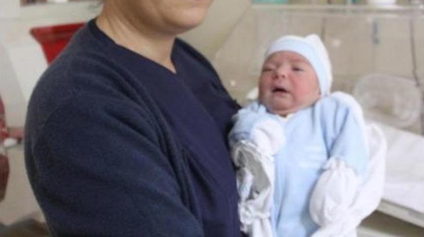 İki G&uuml;nl&uuml;k Bebek Donmak &Uuml;zereyken Cami Avlusunda Bulundu (2)