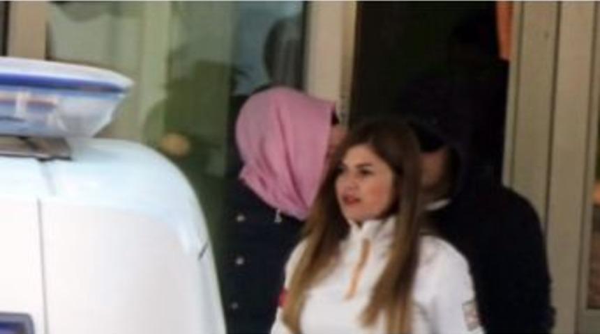 Yurttan Dışarıya &Ccedil;ıkabilmek İ&ccedil;in Bileklerini Kesmişler