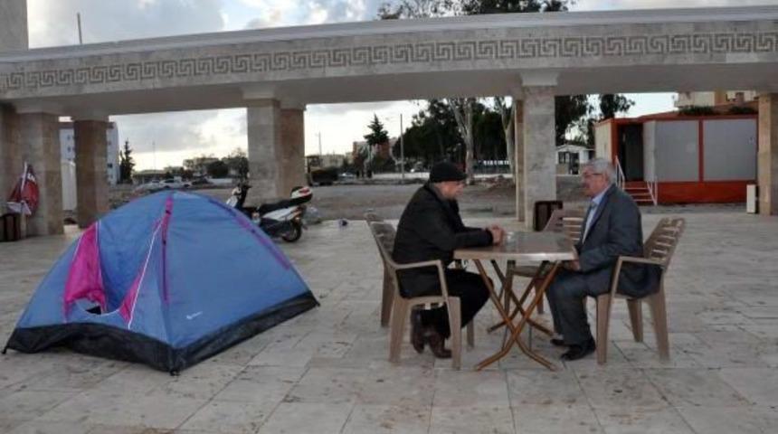 Celal Kılı&ccedil;daroğlu'ndan Oturma Eylemi