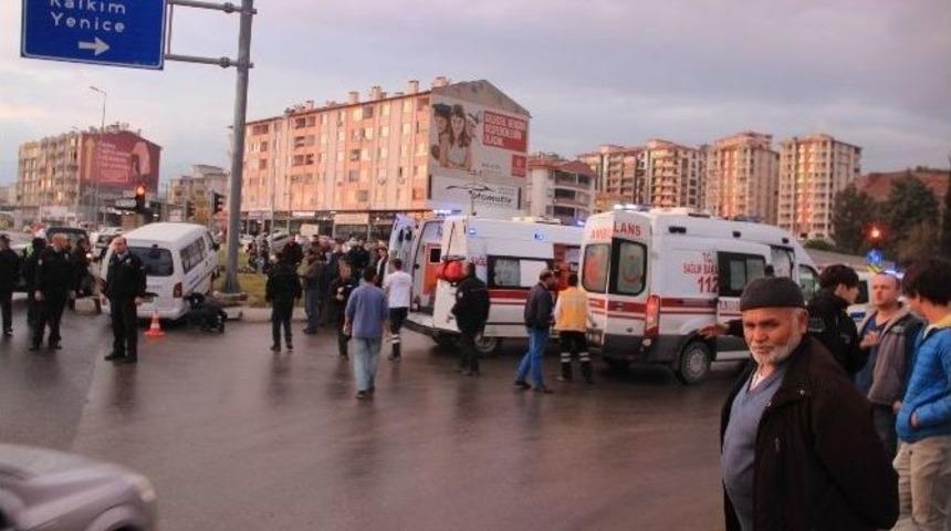 &Ouml;ğrenci Minib&uuml;s&uuml; Kaza Yaptı: 3 Yaralı