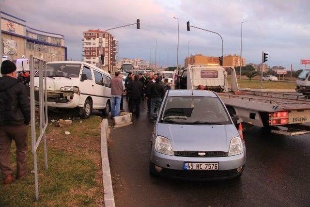 Öğrenci Minibüsü Kaza Yaptı: 3 Yaralı