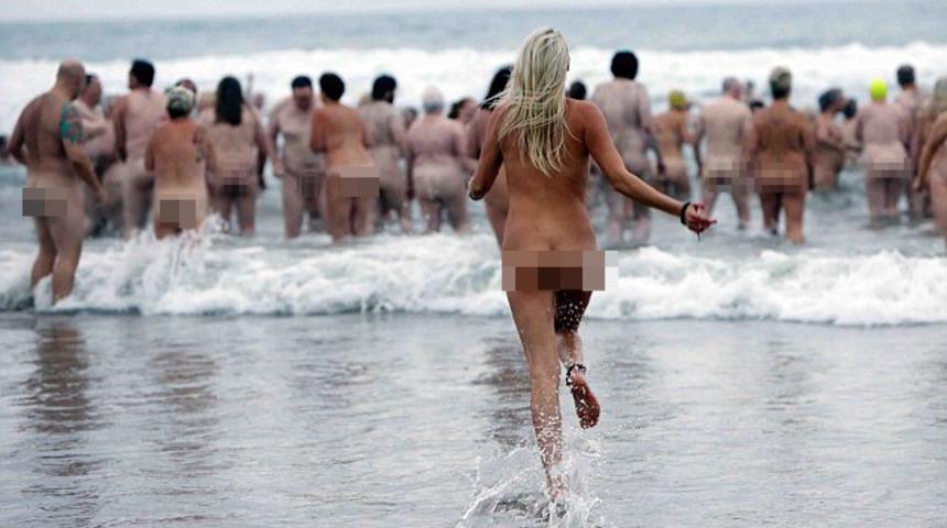 &Ccedil;ok g&uuml;zel bir ama&ccedil; i&ccedil;in &ccedil;ırıl&ccedil;ıplak denize girdiler! 