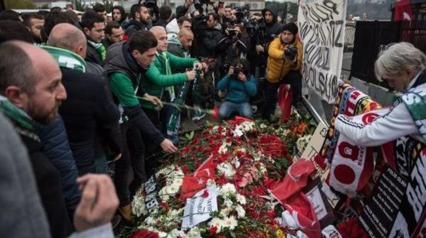 Bursasporlu Taraftarlar Şehitler I&ccedil;in Karanfil Bıraktı