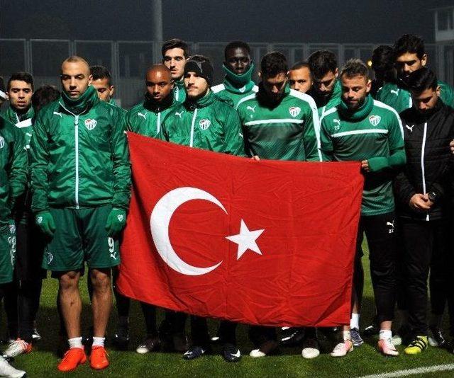 Bursaspor Antrenmanda Saygı Duruşunda Bulundu