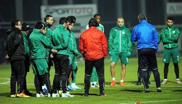 Bursaspor Antrenmanda Saygı Duruşunda Bulundu