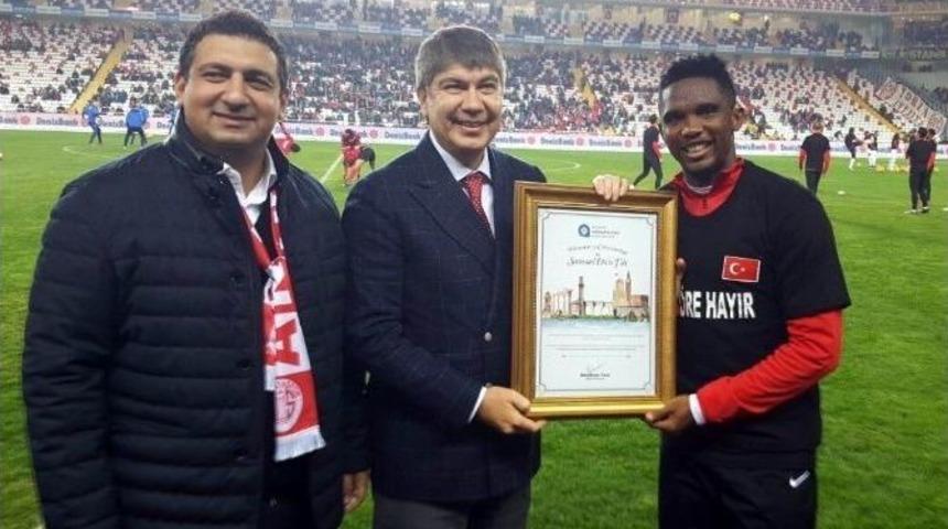 Antalyasporlu Eto&rsquo;o&rsquo;ya Onursal Hemşehrilik Belgesi
