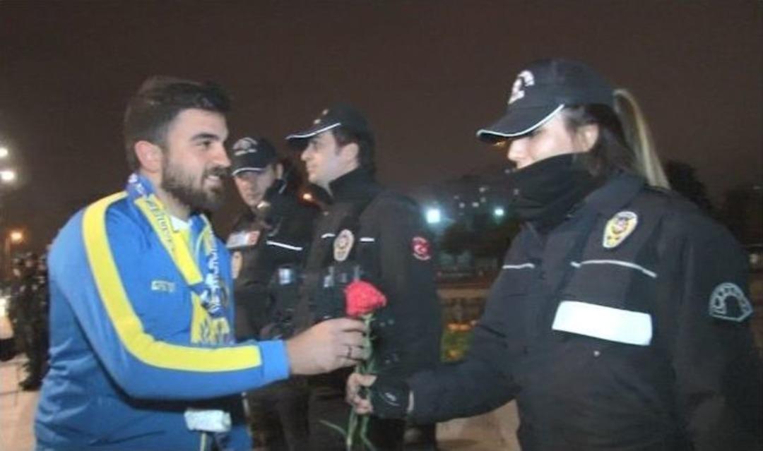 Taraftarlar, &Ccedil;evik Kuvvet Polislerine &Ccedil;i&ccedil;ek Verip Sarıldı