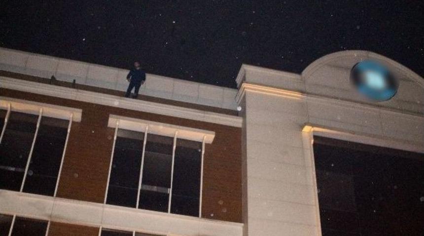 Maddi Sıkıntıları Y&uuml;z&uuml;nden Otelin &Ccedil;atısına &Ccedil;ıktı