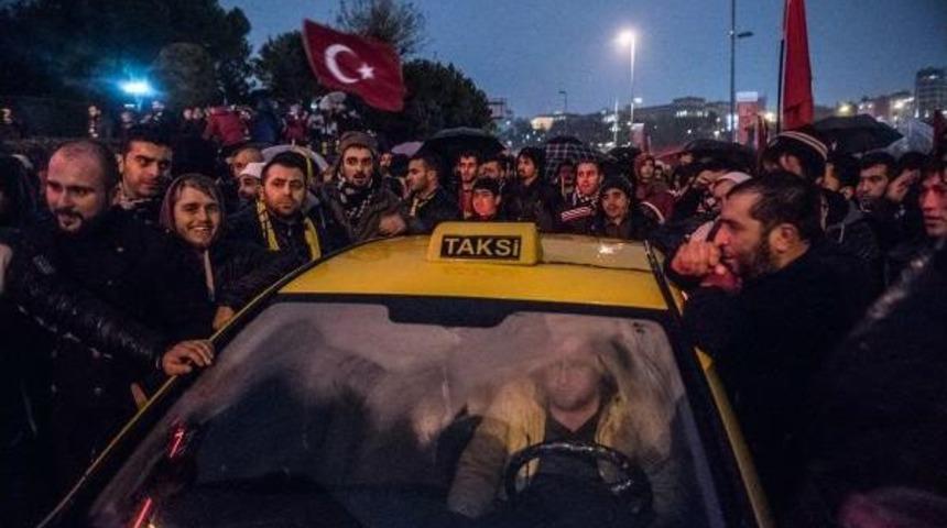 Taraftarlardan Ter&ouml;r&uuml; Protesto Y&uuml;r&uuml;y&uuml;ş&uuml; (2)