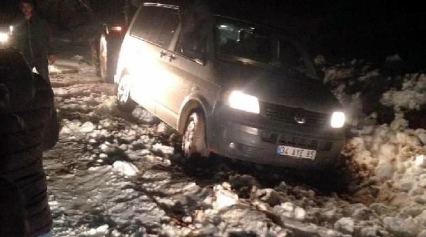 Ara&ccedil;ları Kara Saplanan 5 Kişiyi Jandarma Kurtardı