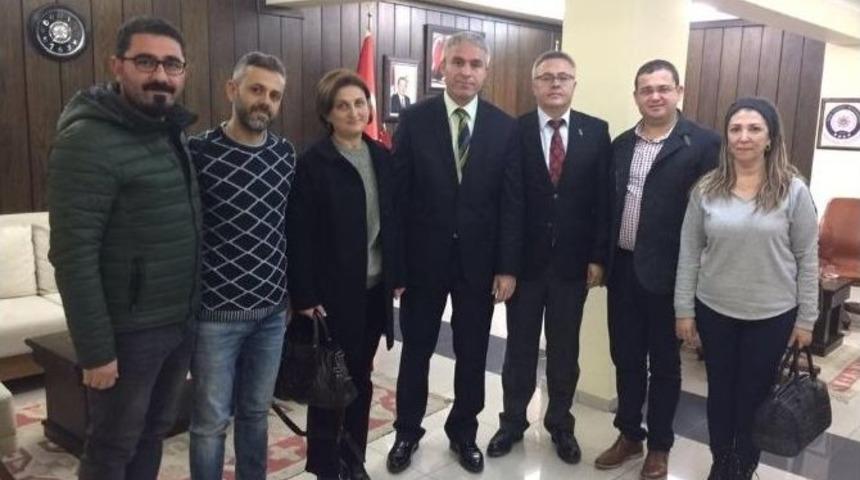 Chp Uşak, 15 Temmuz Şehitler Meydanına Karanfil Bıraktı