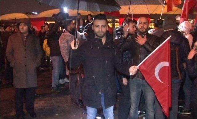 Pop Müziğin Ünlü İsminden Şehitler Tepesi’nde Teröre Sessiz Protesto