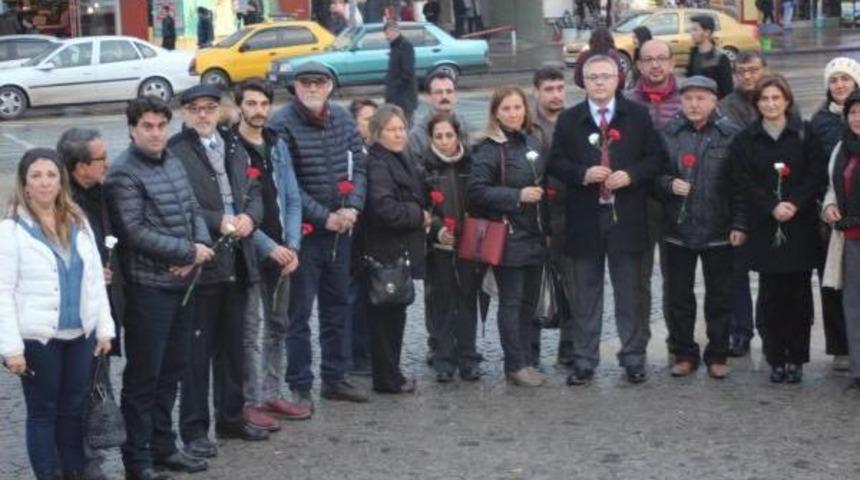 Chp Uşak Teşkilatı Şehitler I&ccedil;in Karanfil Bıraktı