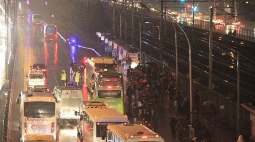 İzmit&rsquo;te Durağa Bırakılan Ş&uuml;pheli &Ccedil;anta Trafiği Kilitledi