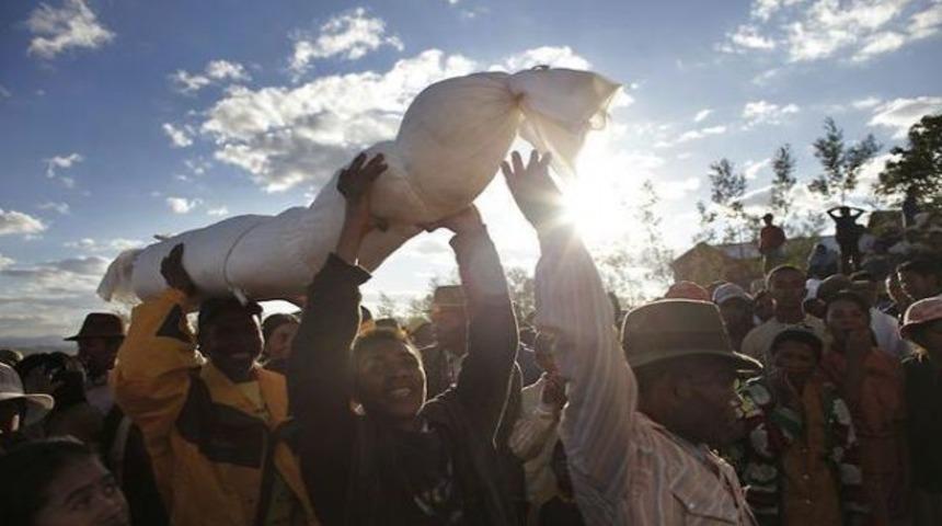 D&uuml;nya&rsquo;daki en garip 10 dinsel t&ouml;ren
